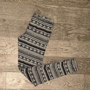 Full Tilt Black & White Pattern Leggings Size M